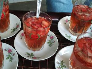 Sluurp! Teh Stroberi Hangat yang Segar dan Harum dari Gunung Butak