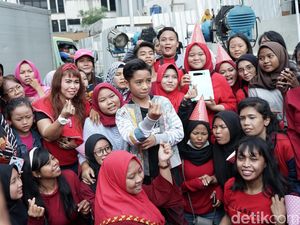 Resmi Jadi Artis! Aksi Betrand Peto bersama Fansnya Resmi Jadi Artis! Aksi Betrand Peto bersama Fansnya