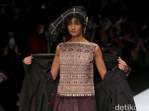 Reinkarnasi Limbah dan Ulos Antik Jadi Penutup Manis JFW 2020 Reinkarnasi Limbah dan Ulos Antik Jadi Penutup Manis JFW 2020