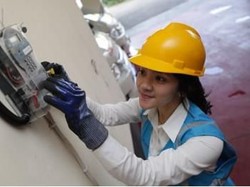 Tingkatkan Akurasi Meteran, Petugas Lakukan Pengecekan kWh Meter