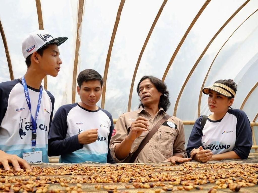 Pertamina Ajak Warga Sekitar Gunung Puntang Tanam 20 Ribu Kopi Pertamina Ajak Warga Sekitar Gunung Puntang Tanam 20 Ribu Kopi