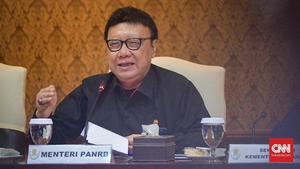 Tjahjo Kumolo Menteri Pendayagunaan Aparatur Negara dan Reformasi Birokrasi Republik Indonesia dalam Konfrensi Pers di Ruang Sriwijaya, Gedung PANRB, Jakarta, Rabu (30/10)