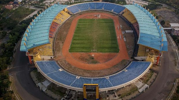 Foto udara Stadion Si Jalak Harupat di Soreang, Kabupaten Bandung, Jawa Barat, Jumat (25/10/2019). Stadion Si Jalak Harupat menjadi salah satu dari 10 stadion yang diajukan  PSSI kepada FIFA sebagai penyelenggara Piala Dunia U-20 pada 2021 mendatang. ANTARA FOTO/Raisan Al Farisi/nz
