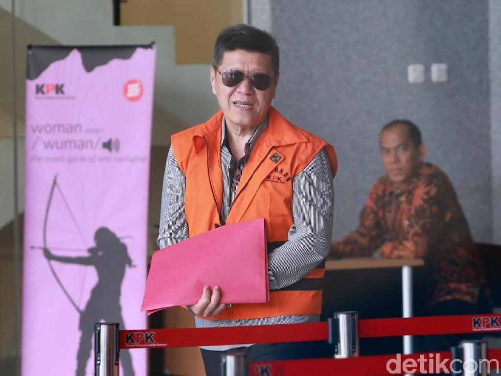 Diperiksa KPK, Kock Meng Tutupi Borgol dengan Map Merah Diperiksa KPK, Kock Meng Tutupi Borgol dengan Map Merah