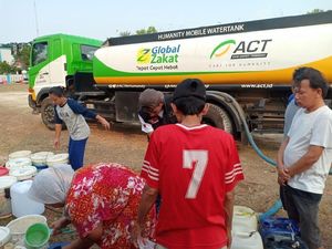6 Bulan Kekeringan, Warga Cibarusah Harus Jalan 5 Km demi Air Bersih