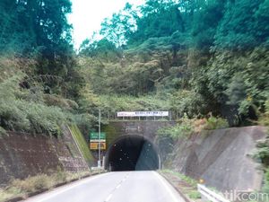 Terowongan Menembus Gunung Bikin Perjalanan Lebih Cepat