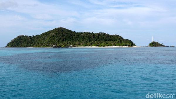 Menjelajah Pulau Senoa yang Memesona