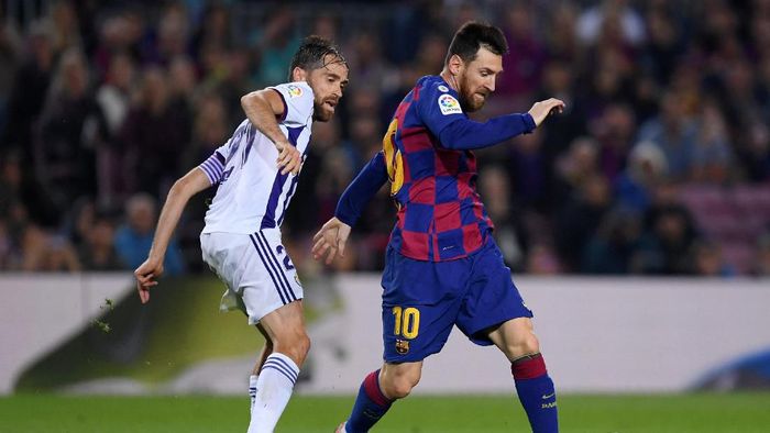 Lionel Messi tampil gemilang kala Barcelona menghabisi Valladolid. (Foto: Alex Caparros/Getty Images)