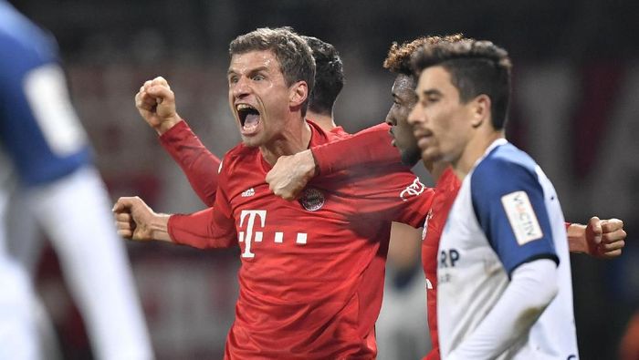 Pemain Bayern Munich, Thomas Mueller, merayakan gol ke gawang VfL Bochum di babak kedua DFB Pokal, Rabu (30/10/2019) dini hari WIB. (susah Foto: Martin Meissner/AP Photo)