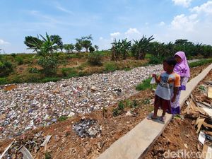 Sampah Menumpuk di Kali Jambe, DLH Bekasi: Solusinya Alat Berat Sampah Menumpuk di Kali Jambe, DLH Bekasi: Solusinya Alat Berat