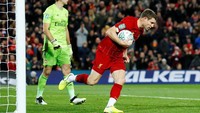 Liverpool sempat memperkecil ketertinggalannya di menit ke-43. Pelanggaran Martinelli kepada Harvey Elliott memberi Si Merah hadiah penalti, yang bisa dikonversi menjadi gol oleh James Milner. Skor 2-3 pun bertahan saat turun minum. Reuters/Jason Cairnduff.