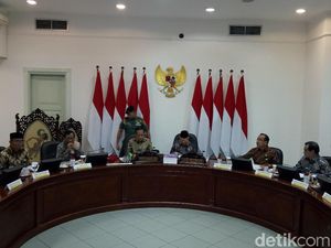 Suasana Hangat dan Hormat Prabowo ke Jokowi Saat Ratas Perdana
