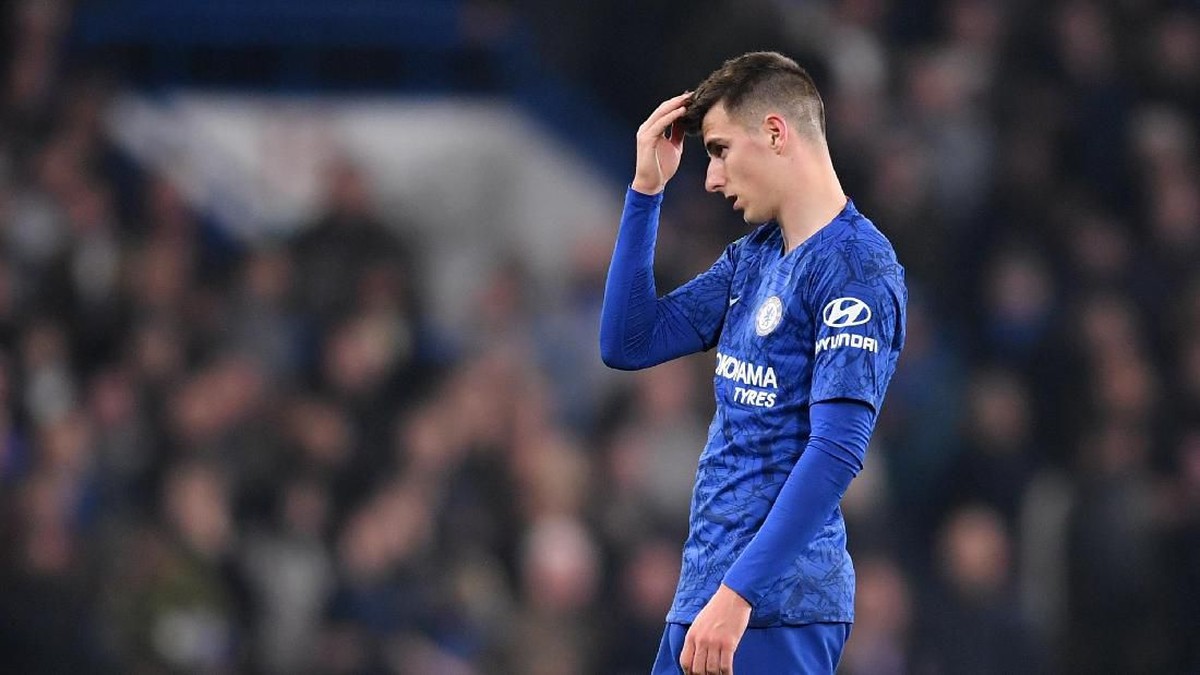 Gelandang Chelsea Mason Mount termenung usai gawangnya dibobol Marcus Rashford. (Foto: Michael Regan/Getty Images)