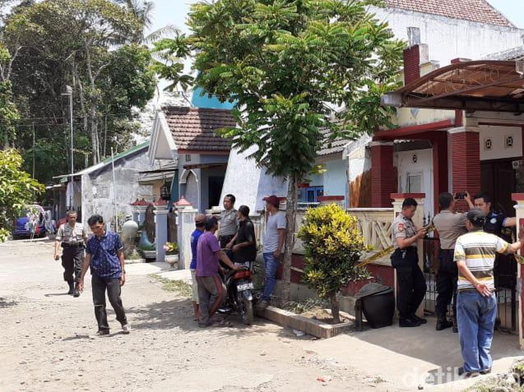 Balita yang Tewas Tenggelam di Malang Disebut Sering Disiksa Ayah Tiri Balita yang Tewas Tenggelam di Malang Disebut Sering Disiksa Ayah Tiri