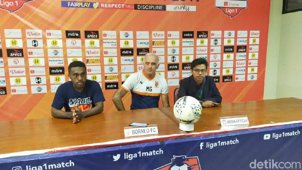 Pelatih Borneo FC Roberto Carlos Mario Gomez (tengah) memberi keterangan pers jelang laga melawan Barito Putera. (Foto: Jeka Kampai/detikSport)