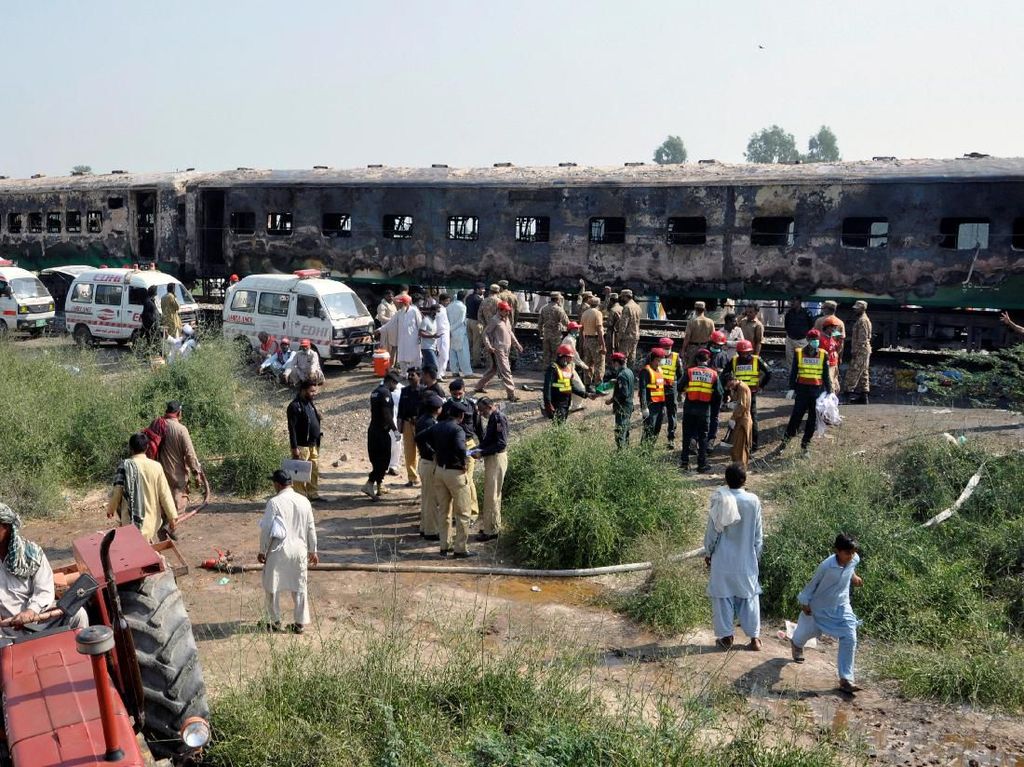 71 Orang Tewas dalam Kebakaran Kereta, PM Pakistan Perintahkan Penyelidikan 71 Orang Tewas dalam Kebakaran Kereta, PM Pakistan Perintahkan Penyelidikan