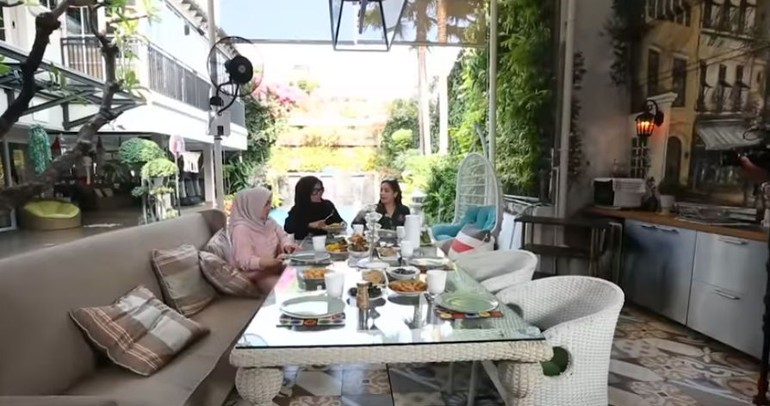 Mengintip Rumah Mewah Dilengkapi Lift Milik Mama Rieta, Ibu Nagita ...