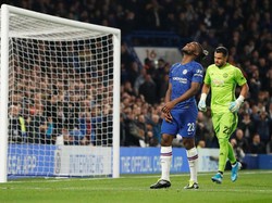 Ekspresi Michy Batshuayi saat gagal mengkonversi peluang menjadi gol. Reuters/John Sibley.