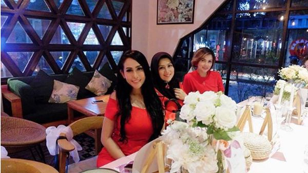 Ini Momen Kompak Kulineran Ratu Meta dengan Sahabatnya