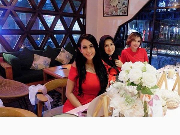 Ini Momen Kompak Kulineran Ratu Meta dengan Sahabatnya