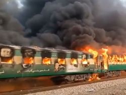 Ledakan Tabung Gas Picu Kebakaran di Kereta Api Pakistan, 13 Orang Tewas