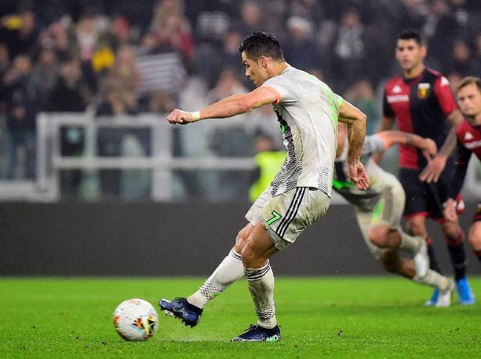 Cristiano Ronaldo mengeksekusi penalti di laga Juventus vs Genoa. (Foto: Reuters/Massimo Pinca.)