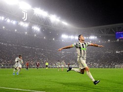 Cristiano Ronaldo merayakan gol yang dicetaknya lewat titik putih. Reuters/Massimo Pinca.