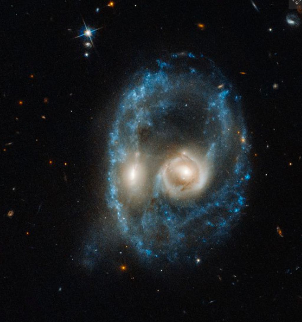 Galaxy pair AM 2026-424. Penampakan yang menyerupai wajah hantu ini adalah sepasang galaksi masif yang hendak menyatu. Foto: NASA, ESA, J. Dalcanton, B.F. Williams, M. Durbin (University of Washington).