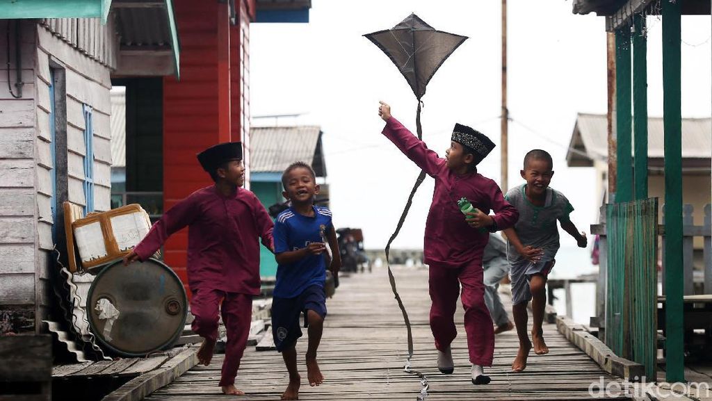 Asyiknya Anak-anak di Pulau Laut Natuna Bermain Layang-layang