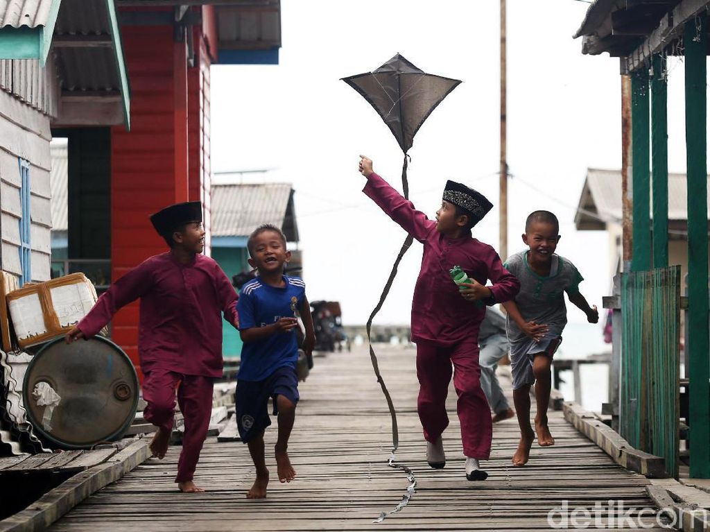 Asyiknya Anak-anak di Pulau Laut Natuna Bermain Layang-layang