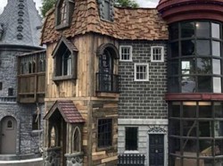 Sayang Cucu, Kakek-Nenek Ini Bangun Kastil Hogwarts untuk Rumah Bermain