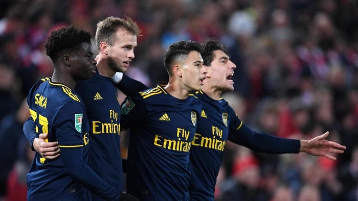LIVERPOOL, ENGLAND - OCTOBER 30: Gabriel Martinelli of Arsenal celebrates after scoring his teams second goal with Rob Holding, Hector Bellerin and Bukayo Saka of Arsenal during the Carabao Cup Round of 16 match between Liverpool and Arsenal at Anfield on October 30, 2019 in Liverpool, England. (Photo by Laurence Griffiths/Getty Images)