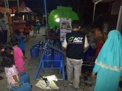 Kekeringan Masih Melanda, ACT Jatim Salurkan Air Bersih