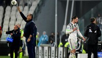 Maurizio Sarri memberikan pengarahan kepada para pemain Juventus. Reuters/Massimo Pinca.