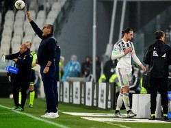 Maurizio Sarri memberikan pengarahan kepada para pemain Juventus. Reuters/Massimo Pinca.
