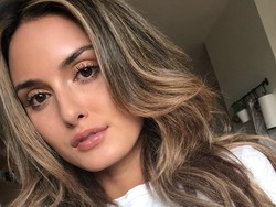 Model Seksi Berulah di Pertandingan Bisbol, Angkat Baju Hingga Ekspos Dada