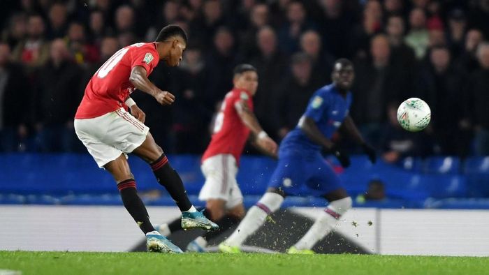 Tendangan bebas Marcus Rashford yang menjebol gawang Chelsea disebut mirip Cristiano Ronaldo. (Foto: Mike Hewitt / Getty Images) Tendangan bebas Marcus Rashford yang menjebol gawang Chelsea disebut mirip Cristiano Ronaldo. (Foto: Mike Hewitt / Getty Images)