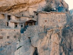 Desa Gantung yang Tersembunyi di Tebing Curam