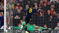 Di babak tos-tosan, Liverpool menang 5-4 setelah satu penendang Arsenal, Ceballos, gagal menaklukkan Kelleher usai sepakannya bisa ditepis. Hasil ini membuat Liverpool maju ke perempatfinal, menyusul Manchester City yang sebelumnya juga berhasil ke delapan besar. Reuters/Jason Cairnduff.