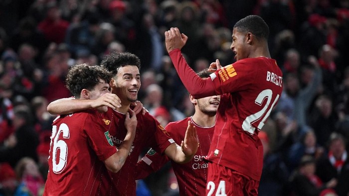 LIVERPOOL, ENGLAND - OCTOBER 30: Neco Williams of Liverpool is congratulated by Curtis Jones and Rhian Brewster after assisting Liverpools fifth goal of the game by during the Carabao Cup Round of 16 match between Liverpool and Arsenal at Anfield on October 30, 2019 in Liverpool, England. (Photo by Laurence Griffiths/Getty Images)