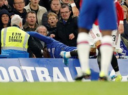 Hudson-Odoi jatuh menabrak papan reklame. Reuters/John Sibley.