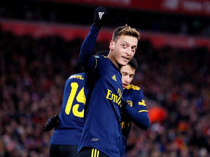 Arsenal diminta lebih sering memainkan Mesut Oezil. Foto: Jason Cairnduff/Reuters