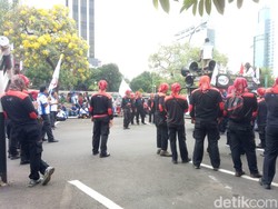 Ribuan Buruh Kepung Kemnaker Minta UMP Naik 15%