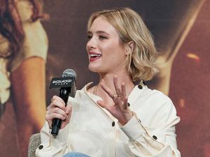 Mackenzie Davis Latihan Fisik Dibantu Arnold untuk Terminator