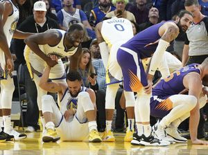 Kalah Lagi, Warriors Juga Kehilangan Curry yang Patah Tangan Kiri