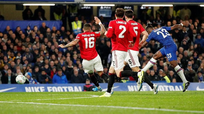 Soccer Football - Carabao Cup - Fourth Round - Chelsea v Manchester United - Stamford Bridge, London, Britain - October 30, 2019  Manchester Uniteds Marcus Rashford with manager Ole Gunnar Solskjaer after he was substituted   REUTERS/Eddie Keogh  EDITORIAL USE ONLY. No use with unauthorized audio, video, data, fixture lists, club/league logos or 