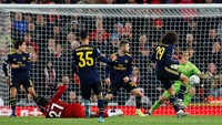 Di injury time, tepatnya di menit ke-90+4, Liverpool bisa menyamakan skor menjadi 5-5. Origi mencetak gol keduanya, memanfaatkan assist Neco Williams dari sisi kanan. Sepakan setengah salto Origi mengirim bola masuk ke gawang Arsenal. Skor bertahan hingga peluit panjang, sehingga harus dilanjutkan ke babak penalti. Reuters/Jason Cairnduff.