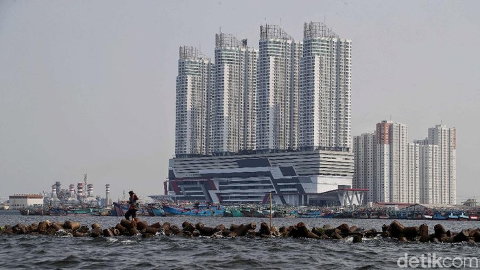 Sejumlah nelayan di Muara Angke, Penjaringan, Jakarta Utara mengeluhkan keberadaan Pulau G yang kerap kali mengganggu aktivitas melaut mereka.