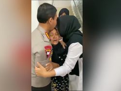 Penuh Haru, Saat Idham Azis Dipeluk Hangat Sang Istri dan Ibunda