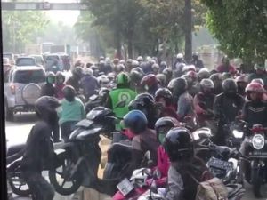 Pemotor Kangkangi Pembatas Busway Kurang Edukasi